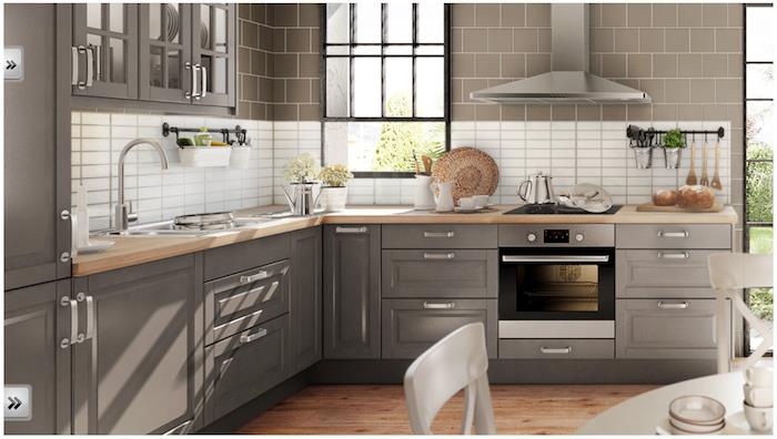 šviesiai pilkos spalvos virtuvės modelis su šviesiai mediniu stalviršiu