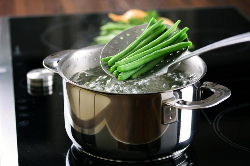 kuhanje zelenega fižola vrela voda blanšira fižol