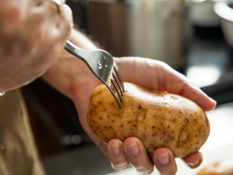pečenje celega pečenega krompirja krompir z vilicami
