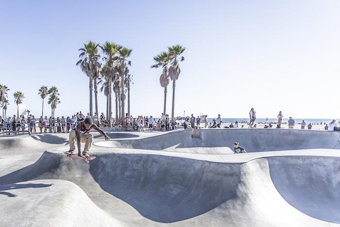 Kentsel sokak stili, Los Angeles'ta santa monica plajı, uzun yüzgeçler, tekerlekli sporlar, şehir manzarası fotoğrafı, şehir manzarası görüntüsü, harika ilham verici görüntü fikri
