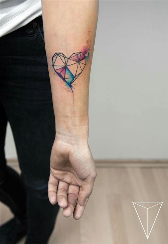 Idėja per dei tatuaggi piccoli reiškia reikšmingą uomo con il disegno di un cuore colorato di forme geometriche