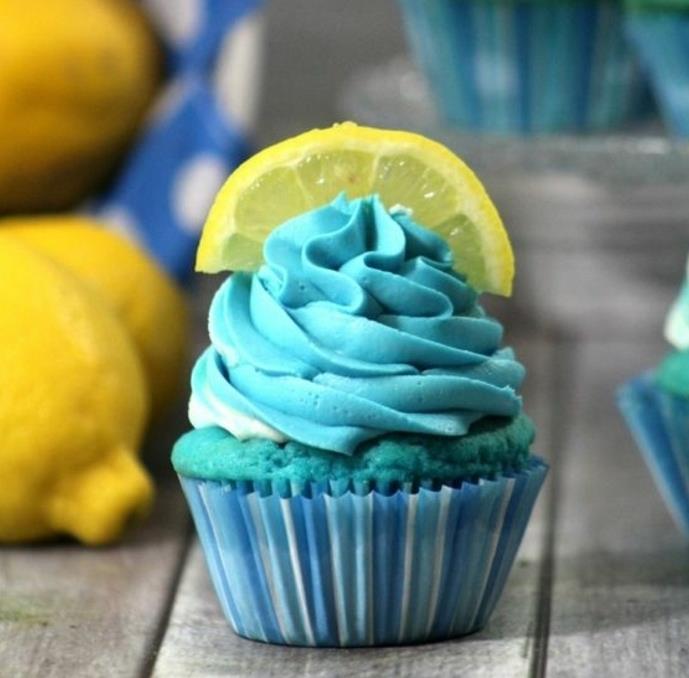 limonata ve yaban mersinli kek tarifi, mavi kek sosu ve limon süslemesi, kolay ve hızlı tatlı fikri