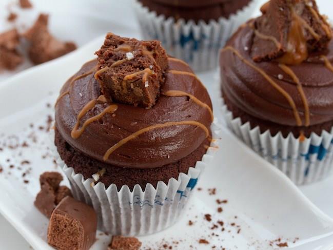 çikolatalı ve karamelli cupcake şeker severler için çikolatalı tatlı örneği, yapımı kolay tatlı