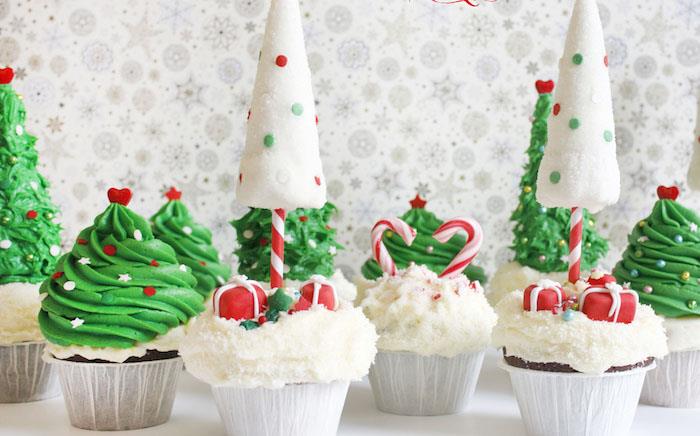gurmaniški kalėdiniai tapetai, glajų keksiukų dekoravimo eglutės ir sniego imitacija, mažos dovanėlės ir saldainių lazdelės