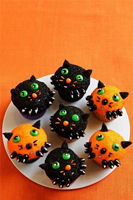 Helovino kačių keksiukai su spalvotu cukraus papuošimu, darželio Helovino pyrago receptas, kurį pasigaminti su vaikais