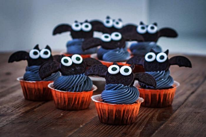 juodi šerkšno Helovino keksiukai, papuošti šikšnosparniais „oreo“ sausainiuose, greitas ir lengvas desertas Helovino vakarienei