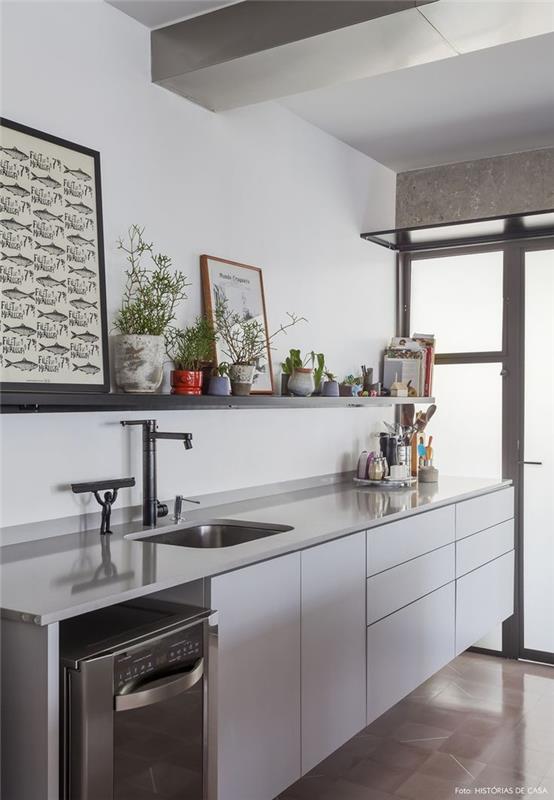 minimalist bir görünüm için gri açık raflı, duvar üniteleri olmayan temiz çizgilerle asılı modern gri mutfak