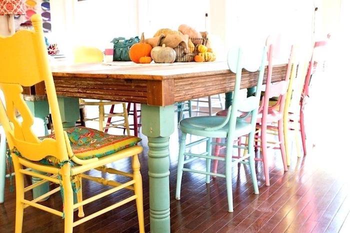 Individuali valgomojo kėdė, spalvingai dažytos baldų kėdės, medinių baldų atnaujinimas, atnaujinta baldų idėja