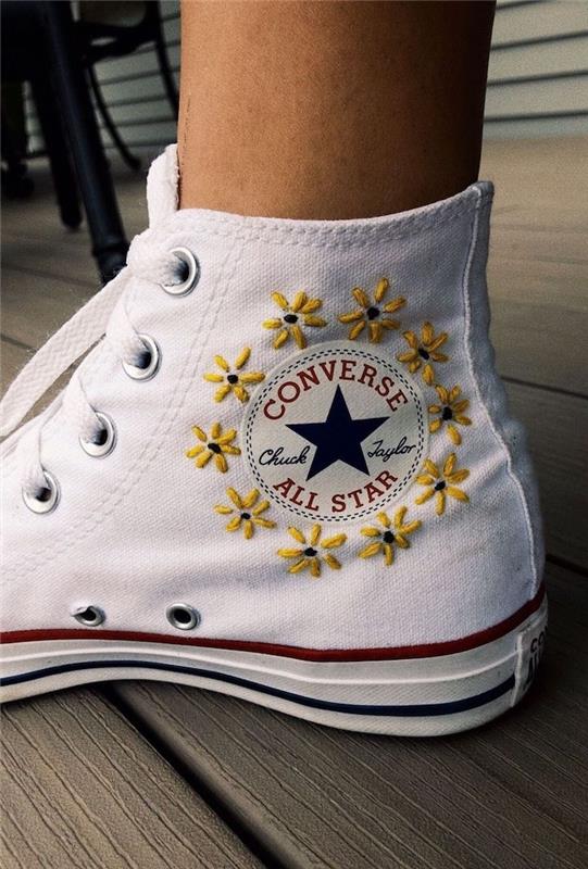 prilagodite čevlje converse z belimi supergami z vezeninami z majhnimi vezenimi cvetovi