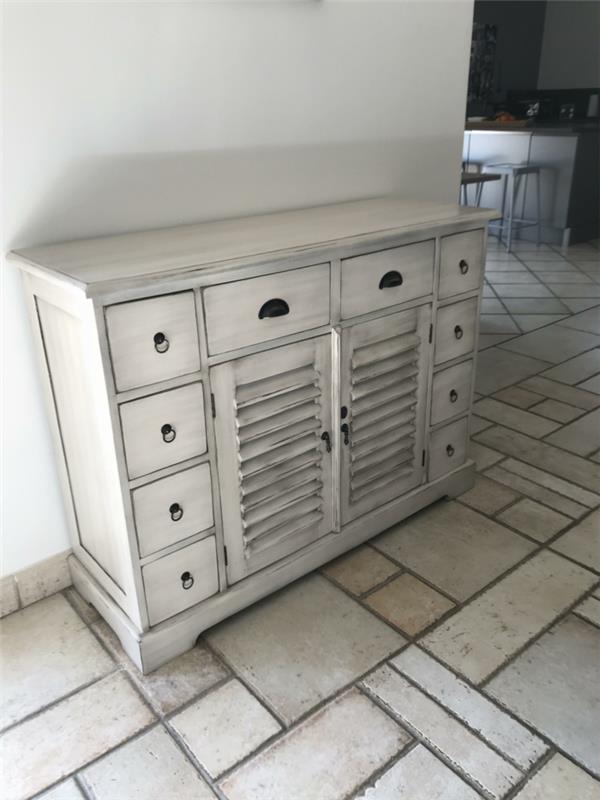 prenovljena omara za kuhinjo, črno -bela omara, vintage bele ploščice, bele stene, jedilnica in kuhinja kot odprti prostori