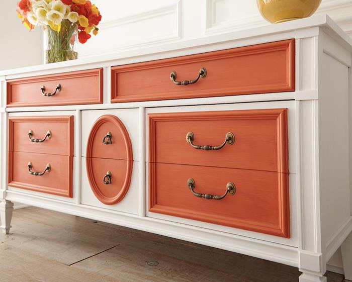 Balta ir oranžinė spintelė, puoškite baldą, kaip perdažyti baldą jo nešlifuojant