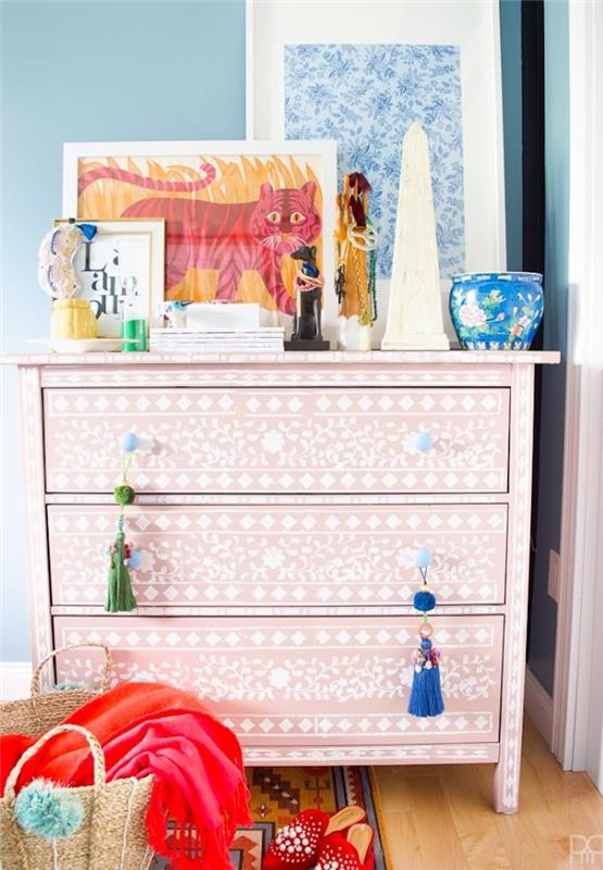 prilagodite staro pohištvo, predalnik prenovljen s šablono, beli cvetlični vzorci na rožnatem ozadju, orientalski okrasni predmeti
