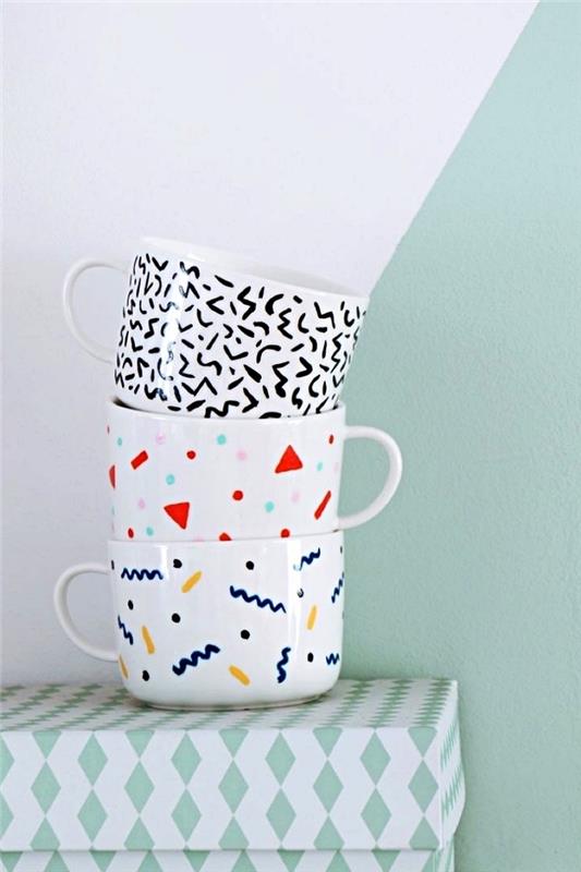 okrasite bele porcelanske skodelice iz filca, tri skodelice za kavo s sodobnimi grafičnimi vzorci