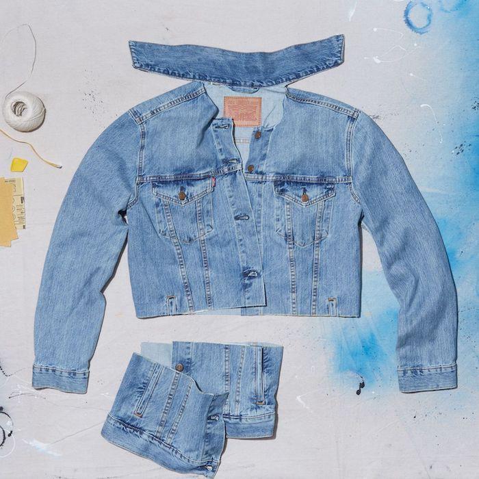 denim jakno prilagodite tako, da odrežete robove na dnu in prilepite prilagojene kavbojke levis