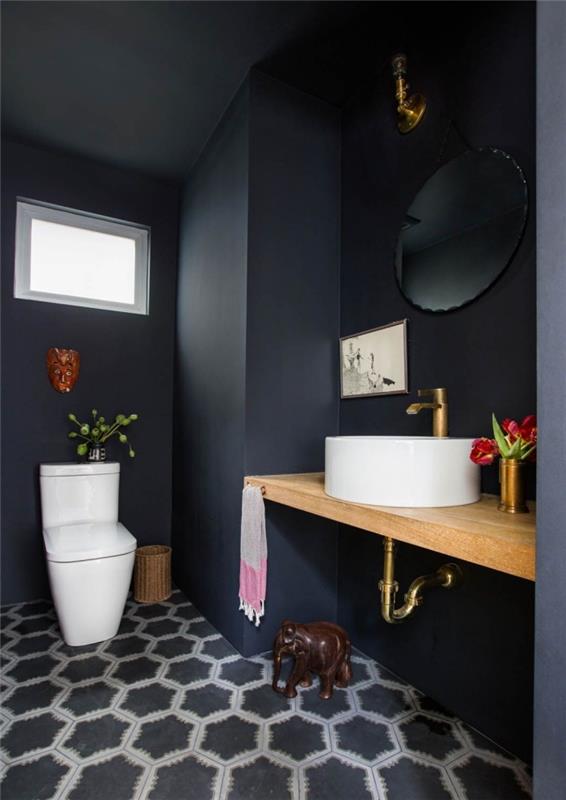 mažo juodo vonios kambario su mediniu praustuvu pavyzdys, madingas vonios kambarys su šešiakampiais raštais