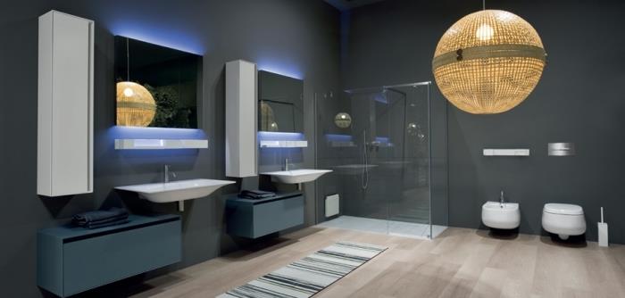 Toaletna omara v temno modri barvi brez ročajev, model zrcala s pametno osvetlitvijo, navpično in moderno belo shrambo