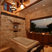Šalies vonios kambarys iš laukinio akmens