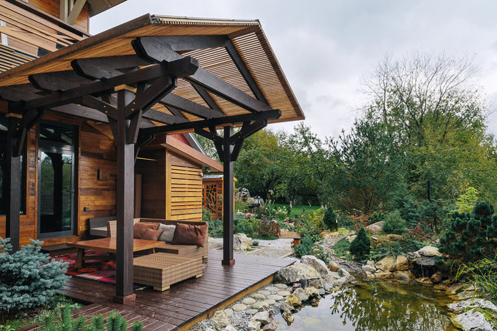 casa di legno nella foresta