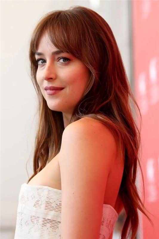 dakota johnsons beyaz elbise çıplak omuz giyen uzun saç saç modeli patlama