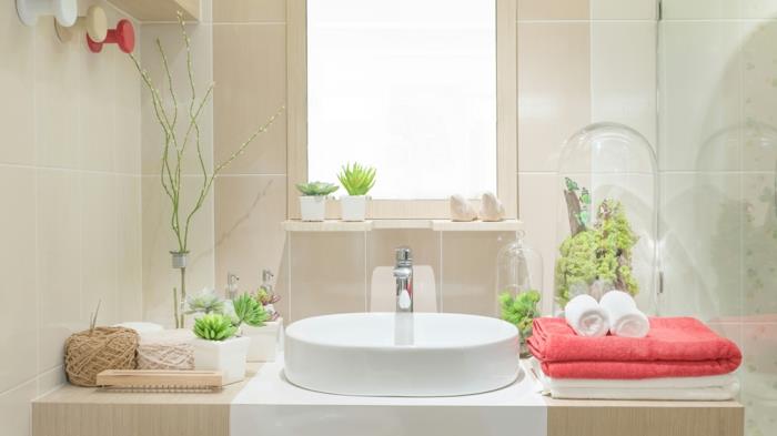 kapalı yeşil bitkiler, ev bitkileri, banyo pinterest, oval beyaz lavabo, bej renkli fayanslar, mercan ve beyaz havlular