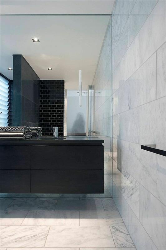 plošče iz belega marmorja-črno-kopalniško-pohištvo-kako-okrasiti-kopalnico