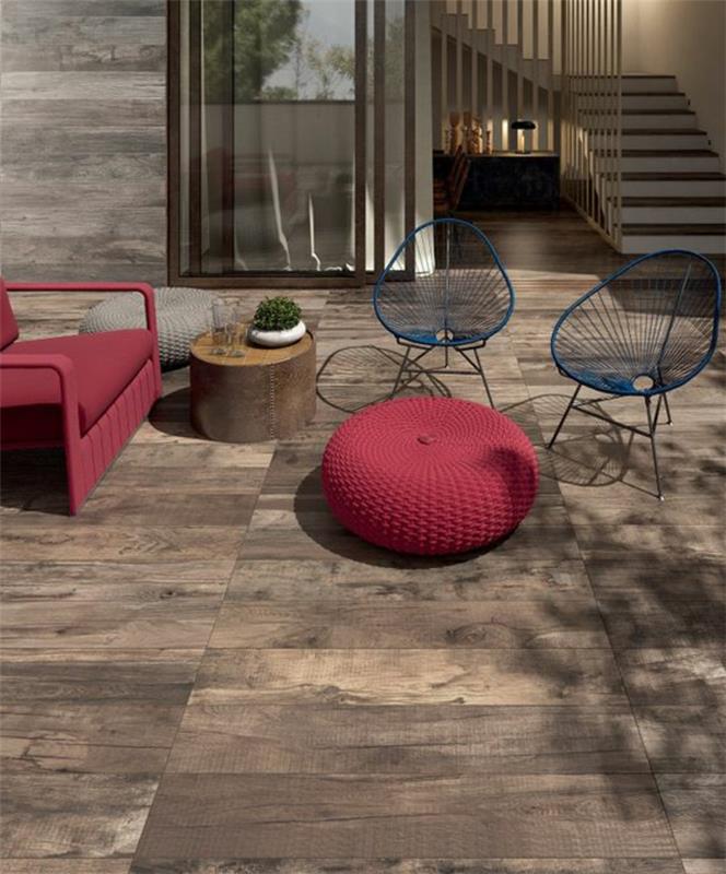išorinis grindinys, lauko įranga, raudona osmanų ir sofa, medinės išvaizdos grindys