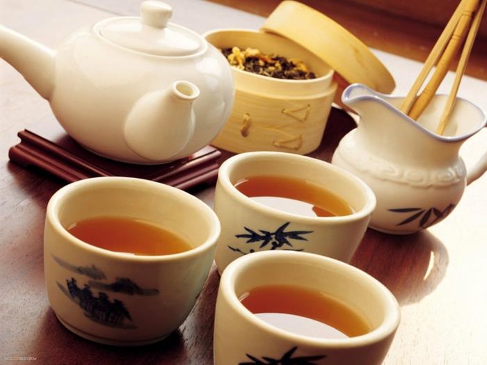 virtuvėje-elektrinis arbatinukas-japonų ceremonijos puodeliai