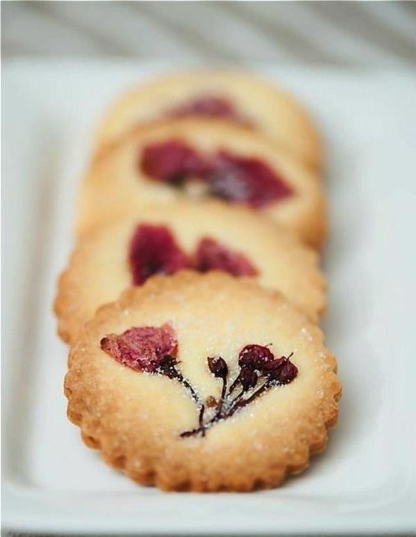 in-the-slaščičarna-of-the-house-they-made-florées-cookies