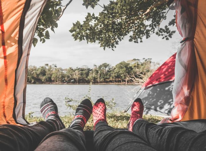 Aşk çadırı, sevimli çoraplar, ayak fotoğrafı ve bir çiftin göl kenarında paylaştığı manzara