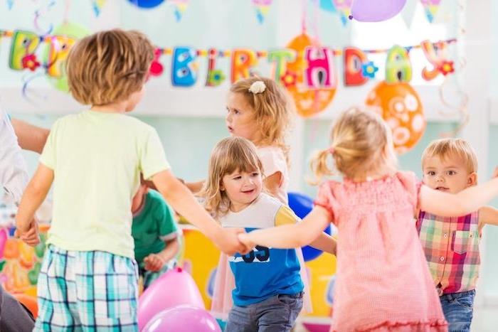 2 yaş doğum günü, senkronize dans, dans etmek için eğlenceli doğum günü etkinliği, mutlu yıllar dekorasyonu ve balonlar