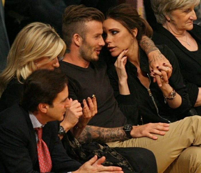 David Beckham ve Victoria Beckham, Los Angeles Lakers Vs The Denver Nuggets'ı kızkardeşi Joanne ve Lakers maçlarında düzenli olarak oynayan popüler futbolcu annesi Sandra ve Spice Girl ile birlikte eşine öpücük için öpüşürken izlerken biraz sevgi gösterip gülüyorlar. 37. doğum gününden önceki gece devre arasında Kamera Resim: David Beckham, Victoria Beckham ve Sandra Beckham Ref: SPL387069 020512 Resim: London Entertainment / Splash Splash News and Pictures Los Angeles: 310-821-2666 New York: 212-619- 2666 Londra: 870-934-2666 photodesk@splashnews.com