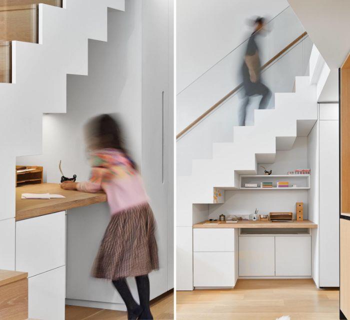minimalistična postavitev apartmaja v obliki deko pod stopnicami majhne bele kuhinjice z leseno delovno ploščo