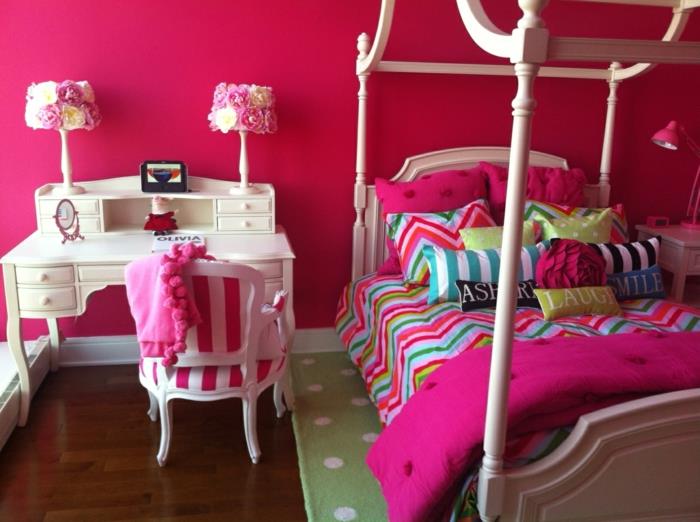 deko za sobo najstnice, ideja sobe deco, stene fuksije, miza v slonokoščeni barvi v baročnem slogu z lesenim stolom, pobarvanim v baročno belo barvo z rdečo in belo navpično črtasto tkanino