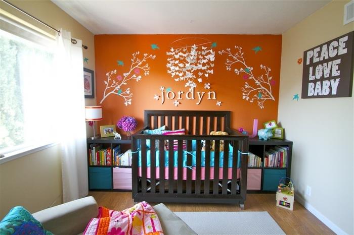 juoda lova, baltas kilimas, balti ir oranžiniai sienų dažai, berniuko darželio dekoras