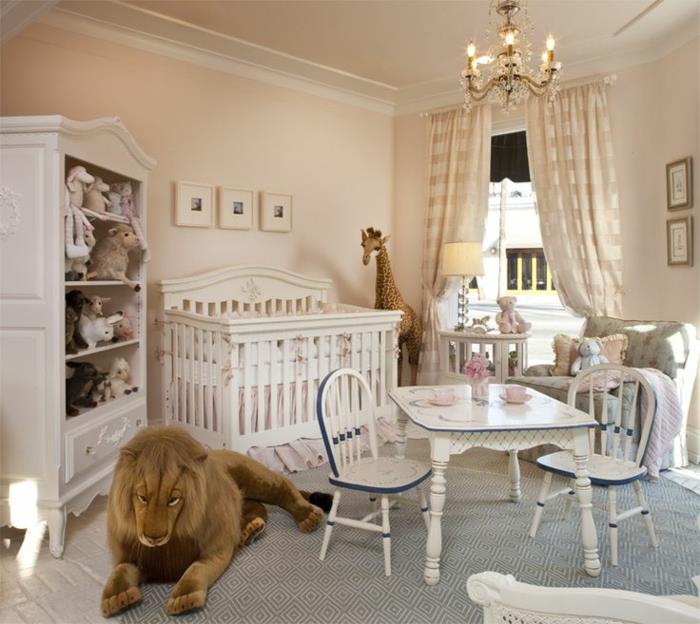 žavingas kūdikio kambario dekoras, barokinis lubų šviestuvas, baltai dažyta drabužių spinta ir lova