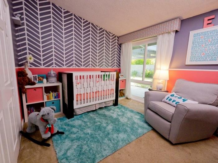 kūdikio kambario dekoras, pilkas fotelis, mėlynas kilimas, geometriniai tapetai, supantis dramblys