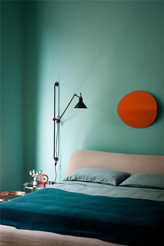 račja modra dekoracija spalnice, originalna stenska dekoracija, črna talna svetilka