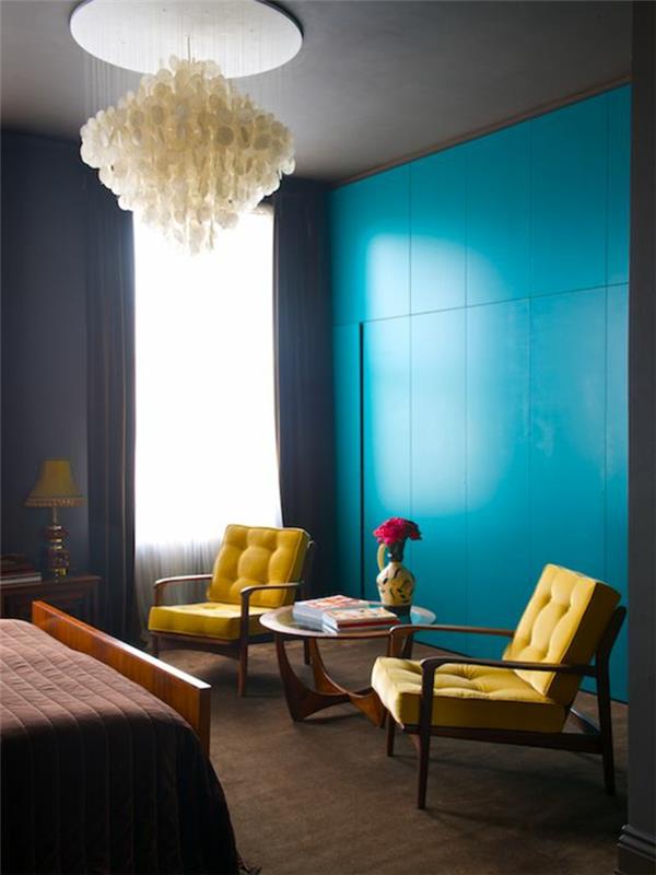 anties mėlynos spalvos miegamojo dekoras, du paminkštinti geltoni foteliai, originali spinta