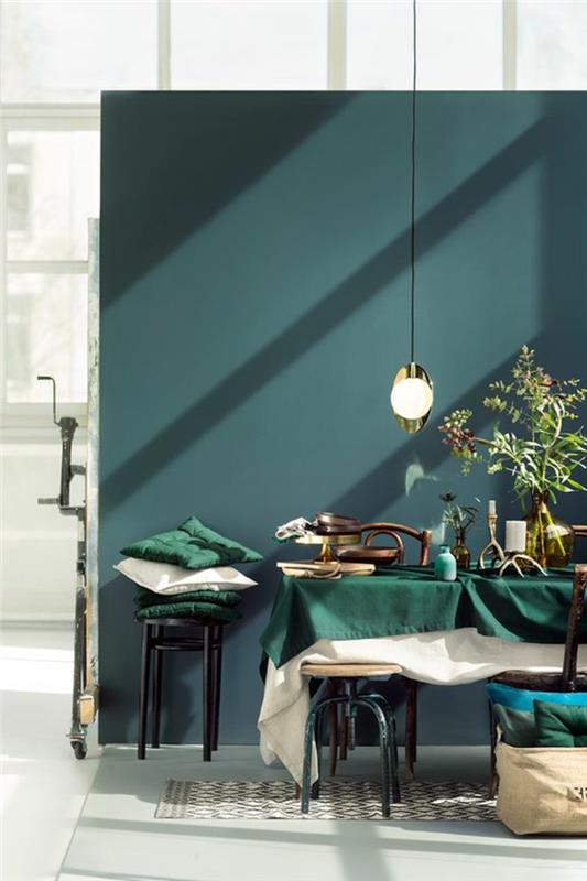 račja modra dekoracija spalnice, račja barvna stena, viseča svetilka in jedilna miza s starinskimi stoli