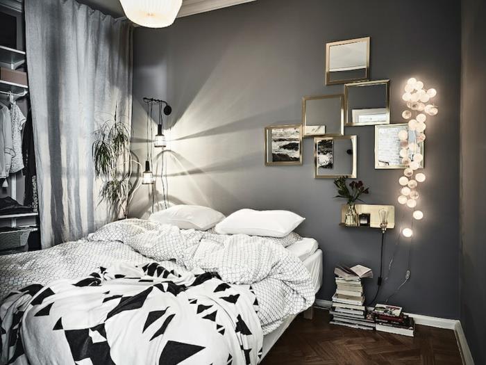 kokios spalvos miegamasis, juoda ir balta lova, šviesi girlianda, originali sienų apdaila, ševroninis parketas