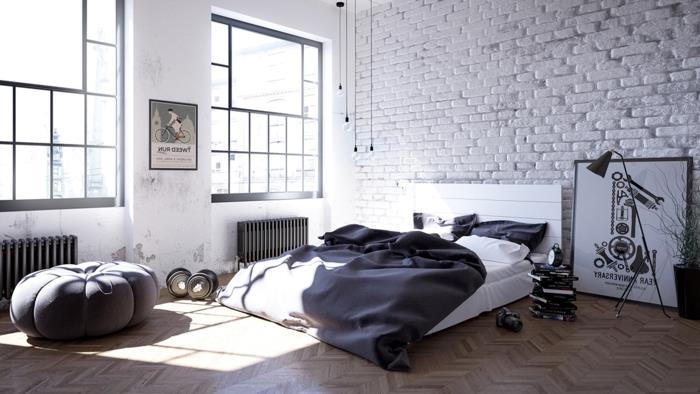 didelis šviesus miegamasis, menininko langai, balta plytų siena, kokoninė lova ant grindų