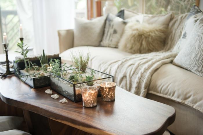 oturma odası düzeni, ahşap masa, taupe kanepe, suni kürk minderler, yeşil bitkiler
