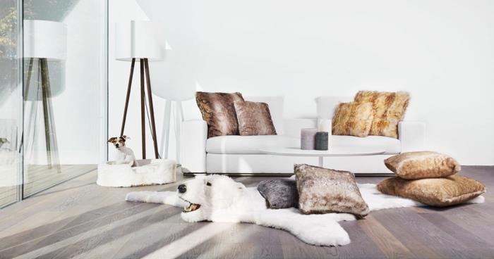 koza oturma odası dekor fikri, dekoratif minderler, beyaz kanepe, büyük pencere, beyaz duvarlar