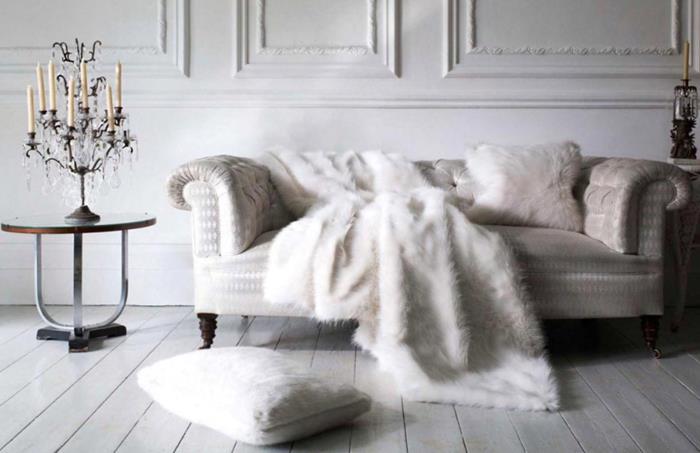 oturma odanızı nasıl dekore edersiniz, yuvarlak sehpa, mumlu ve kristalli avize, koza kanepe