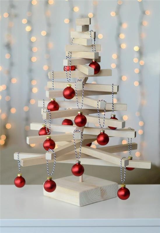 Kalėdų puošmena, medis, pagamintas iš perdirbtų medžio gabalų, su raudonais metalo spalvos rutuliukais, medžio pagrindas didelės kvadrato formos, puošimas ant stalo
