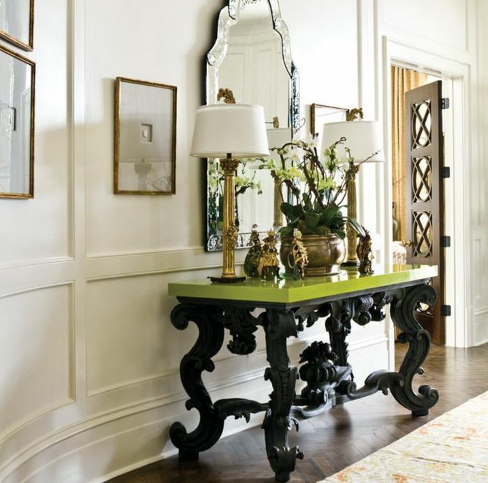 barokinis juodos ir žalios spalvos stalas, lygus viršus, barokinės kojos, barokinis veidrodis, baltos ir auksinės spalvos stalinės lempos