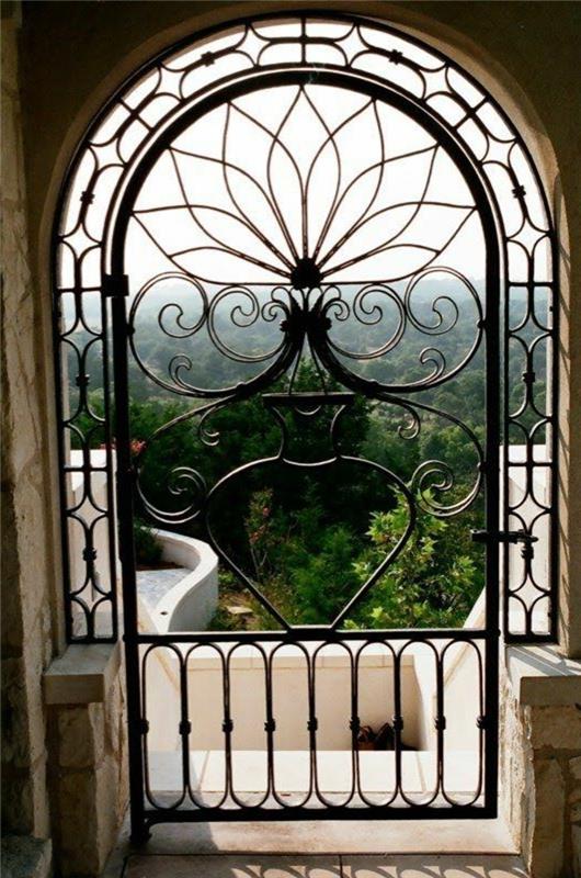 deco-iron-forge-masivna vrata-cvetlični-motivi-kamen-fasada-omamljanje-pogled-narava