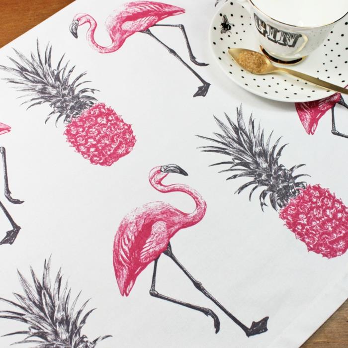 eksotični dekor, dekor flaminga, ozadje flaminga, prevleka za mizo s flamingi in ananasi v roza in črni barvi