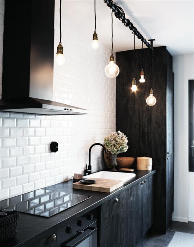 juodos ir medinės spintelės, balta virtuvė, šviečiantis laidas, juodas gaubtas, juoda virtuvės komoda, baltų plytų rašto sienos