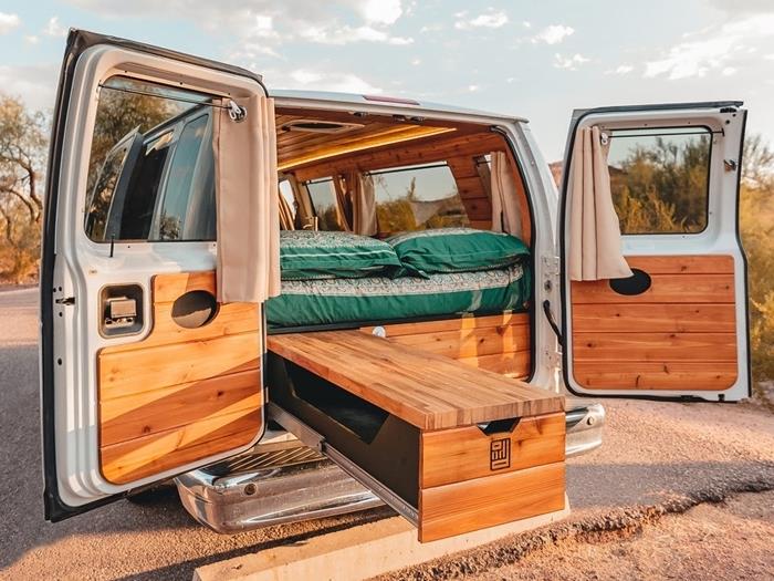 iç tasarım küçük alan minibüs düzeni yataklı dönüştürülebilir mobilya perdeleri pencereler kamyonet aydınlatma ahşap duvarlar